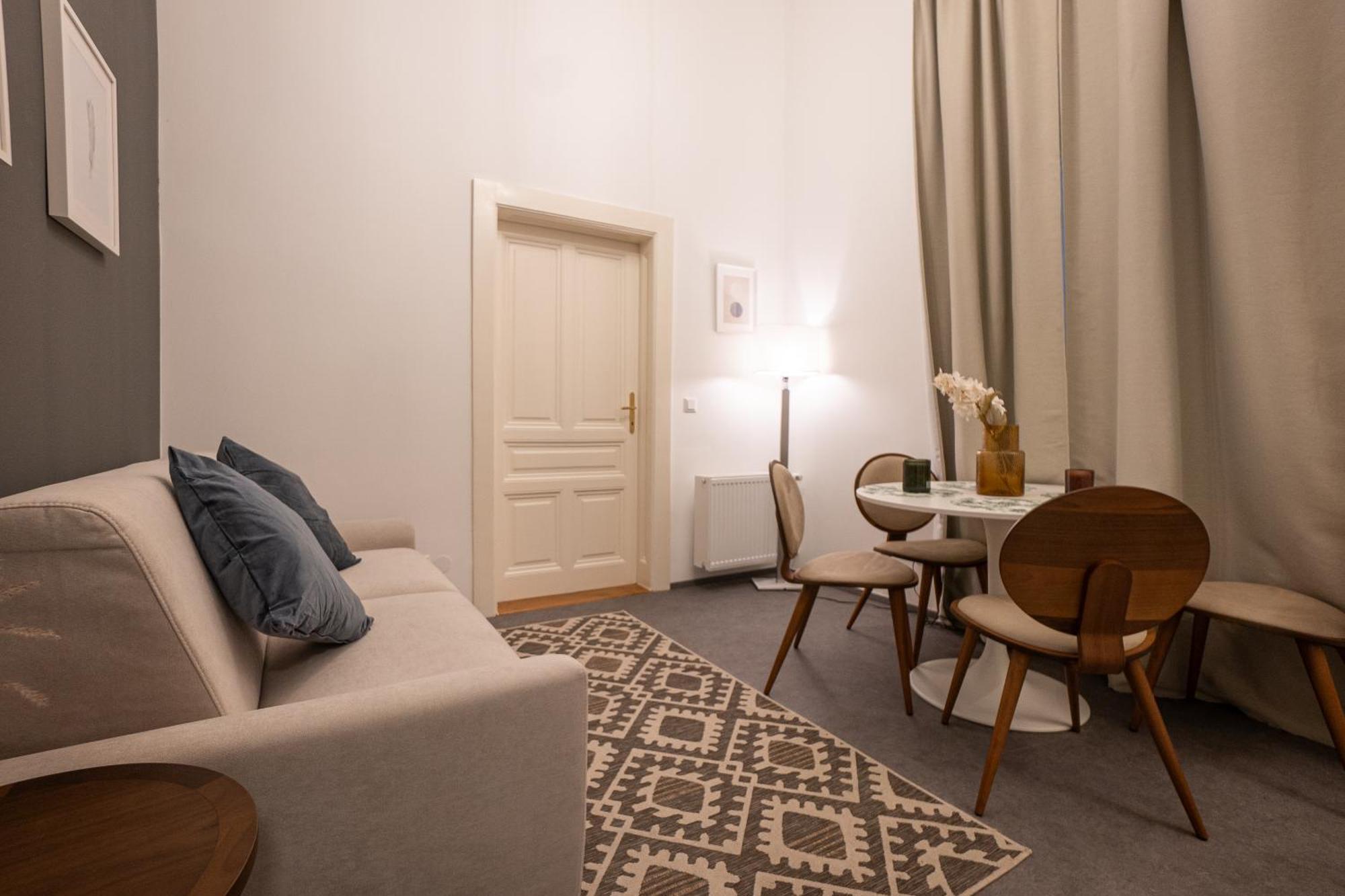 Apartamento 2-room In A 1st District Of